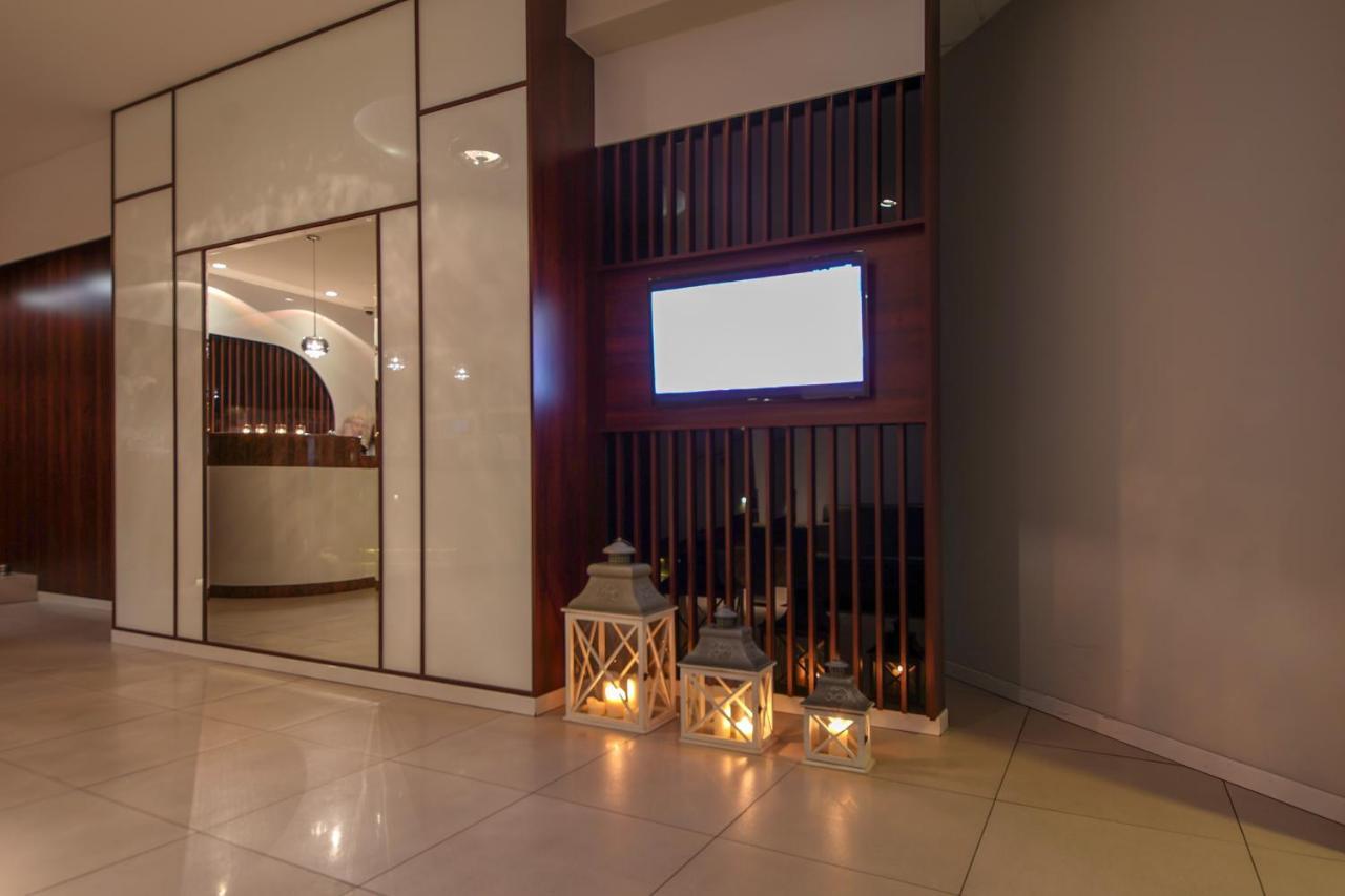 Hotel Sara Kolo  Bagian luar foto
