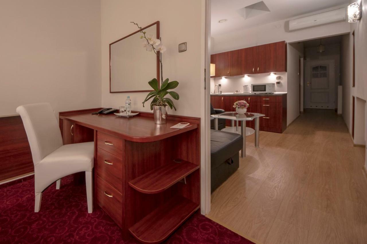 Hotel Sara Kolo  Bagian luar foto
